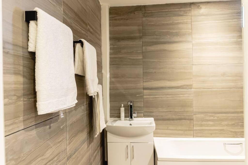 2 Bed With Free Parking Apartment London Bagian luar foto