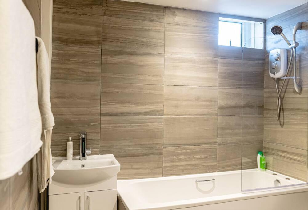 2 Bed With Free Parking Apartment London Bagian luar foto